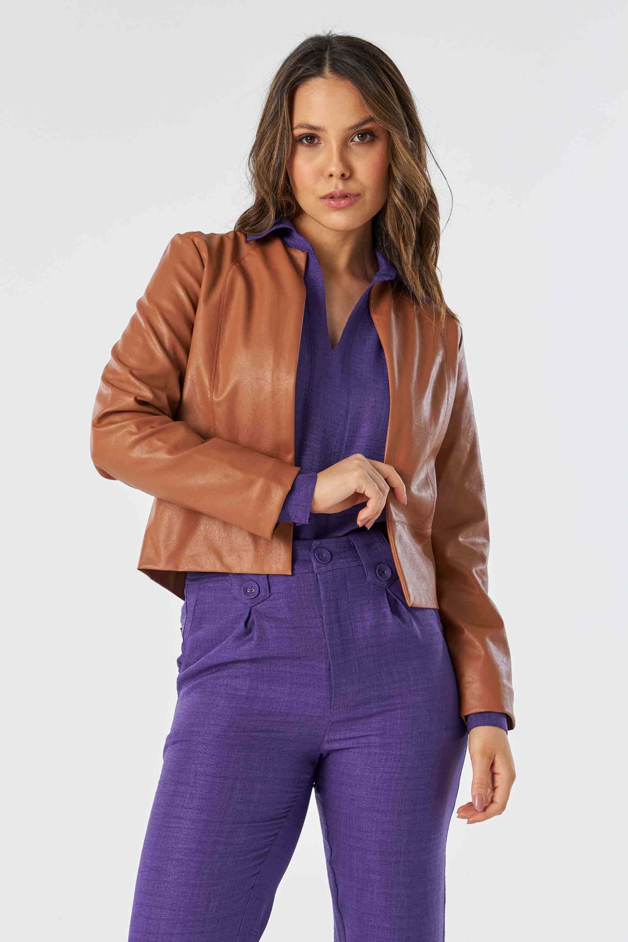 Jaqueta Curta em Couro Sintético Caramelo